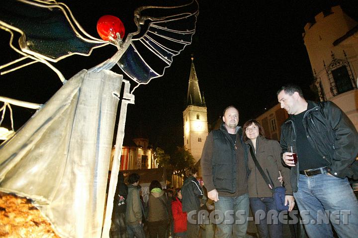 2008.09.27_21.41.58.JPG - Die sehr moderne Metall-Glas Skulptur des Erzengels Michael ziert den neuen Stadtplatzbrunnen.  Partystimmung genieen die Haager Gerlinde und Erwin Sadlauer mit Harald Eder.