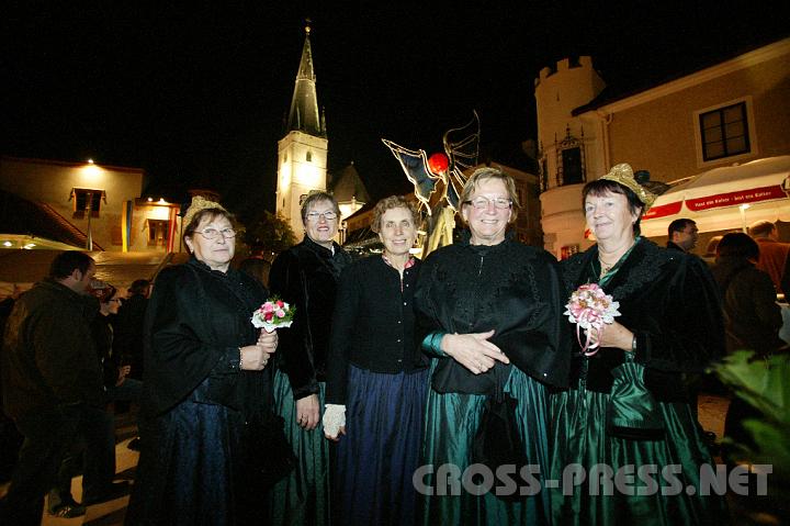 2008.09.27_21.46.00.JPG - Auch die Kulturvereine feierten mit: v.l.n.r.: Apollonia Baumgartner, Obfrau des Goldhaubenvereins; Helene Mayr; Theresia Fusterschmid; Franziska Stffelbauer; Waltraud Weinberger.