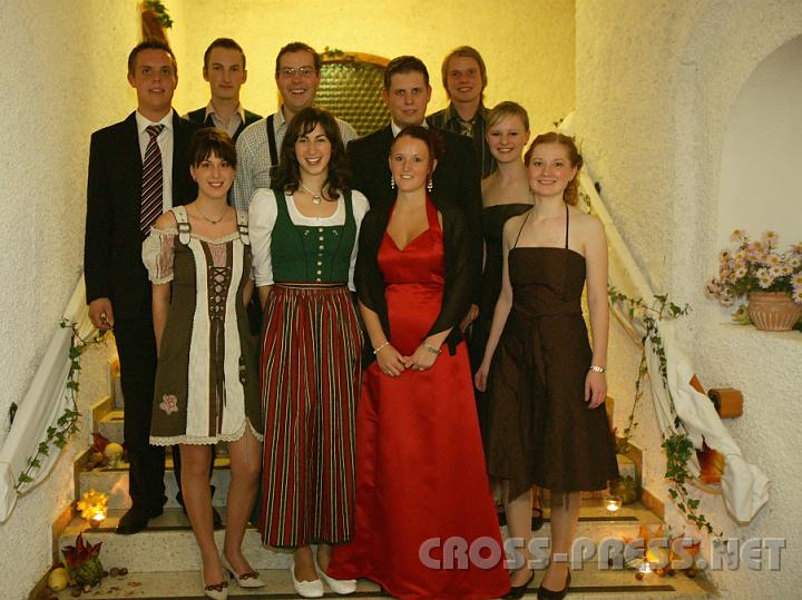 2008.11.08_23.34.08.JPG - Ball der Katholischen Jugend in Krnberg.  V.l.n.r.: Doris Buchner, Daniela Schmidbauer, Tanja Schnleithner, Carmen Brandner, Andrea Nollner; dahinter:  Andreas Gruber-Fellner, Anton Rudelstorfer, Mario Riener, Alexander Gruber-Fellner, Reinhard Brandner.