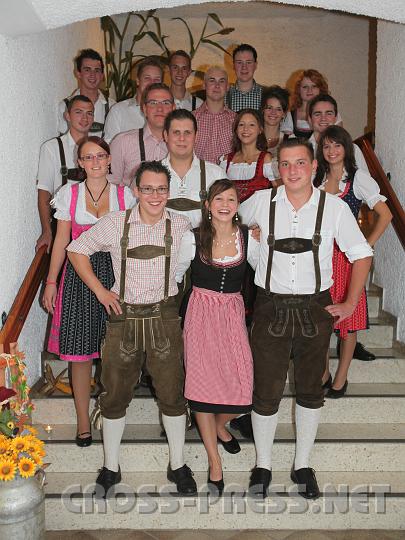 2009.09.26_20.45.37.jpg - Die Volkstanzgruppe Krnberg erwies ein gutes Gespr fr den aktuellen Trend "Zurck zum Ursprung" und organiserte einen besonders von Jugendlichen gut besuchten Dirndl-Ball. Vorne (v.l.n.r.): Obmann Daniel Hofer, Monika Brandner und ObmannStv. Markus Brger.