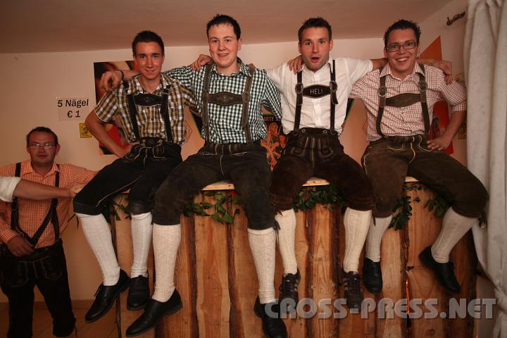 2009.09.26_20.51.47.jpg - Auf der "Nägelbar": Kevin Bürger, Reinhold Großalber, Helmut Wimmer und Daniel Hofer.