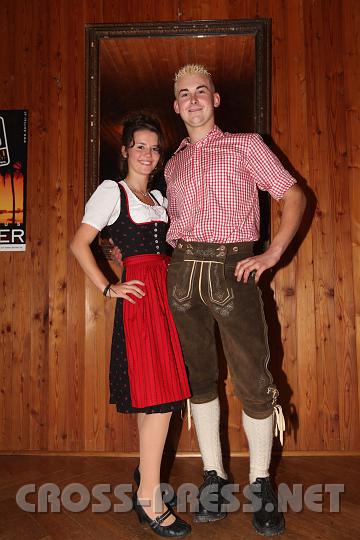 2009.09.26_21.01.04.jpg - Cornelia Kronsteiner und Markus Riener im für Trachten passenden Holzambiente.