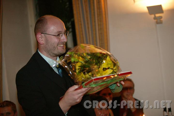2007.09.22_20.51.16.JPG - Die bei der Ballorganisation mitwirkenden Lehrer bekamen kleine Dankgeschenke berreicht.