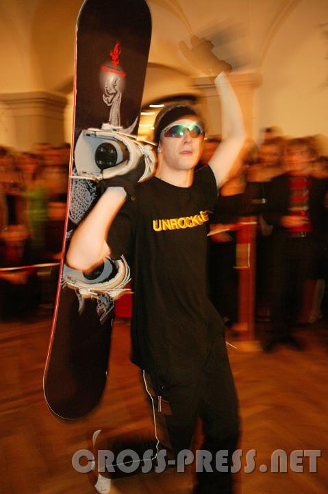 2007.09.23_00.04.19.JPG - Die Achtklassler gestalteten die Mitternachtseinlage, in welcher sie ihre 8 Schuljahre in Sketches darstellten.  Peter Hengst als cooler Snowboarder zum Thema Schikurs.