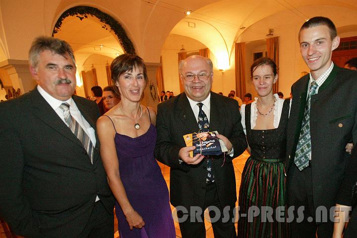 2007.09.23_01.04.26.JPG - Schuldirektor P. Petrus Pilsinger gewann einen Tombolapreis, gespendet vom Jugendhaus Schacherhof.   Links das Professorenehepaar Helmut und Regina Schmutzer, rechts ein ehemaliger Schler Johannes Spreitz mit Begleitung.