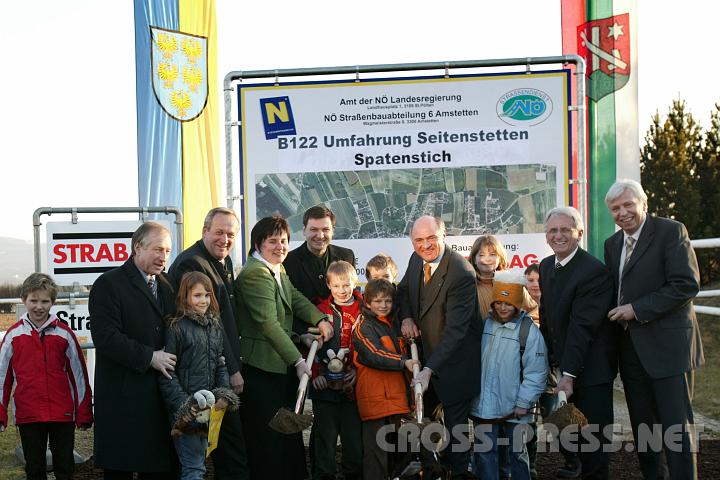 2008-02-20_16.36.12_02.JPG - Prominente Straenbauer.  V.l.n.r.:  NR Gnther Kssl; DI Rudolf Gruber, N Straenbaudirektor; LA Michaela Hinterholzer; LA Ing. Andreas Pum: LH Dr. Erwin Prll; Bgm. Franz Deinhofer und LA Mag. Johann Heuras mit Seitenstettner Volks- und Hauptschulkindern.