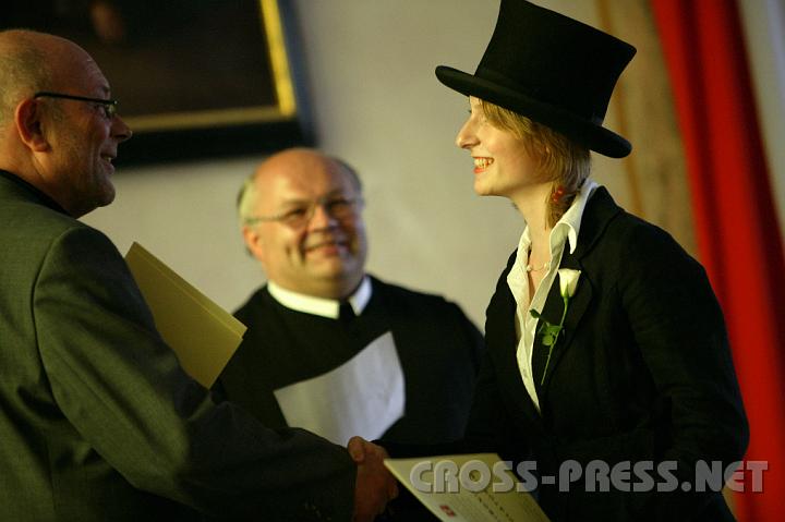 2008.06.13_17.25.33.JPG - Die Maturazeugnisse verteilten Dir. Pater Petrus Pilsinger, Prof. Josef Piwonka und die Klassenvorstnde.  Die Maturantin Christina Spindelberger trgt eine weie Rose, das traditionelle Zeichen fr ausgezeichneten Erfolg, und den fr das Stiftsgymnasium typischen Zylinder.