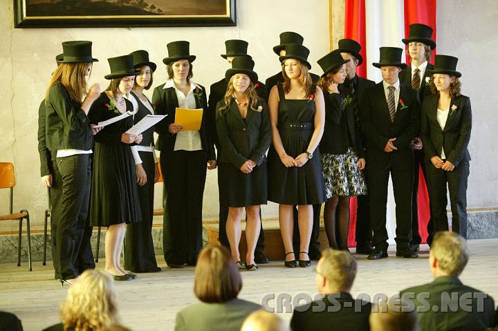 2008.06.13_17.32.02.JPG - "Valete" ist nicht nur offizilelle Matura-Zeugnisverteilung, sondern ein Abschiedsfest mit allem drum und dran, von hl. Messe bis zum Maturastreich.   Dazu gehrt immer wieder viel Musik.   Hier singt die 8a ein Freundschaftslied.