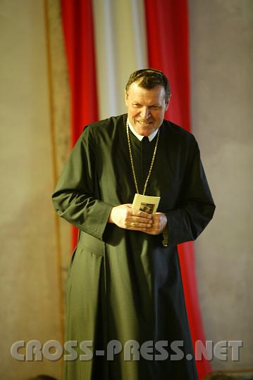 2008.06.13_17.43.41.JPG - Schulerhalter Abt Berthold Heigl beglckwnschte und verabschiedete die Maturanten persnlich.