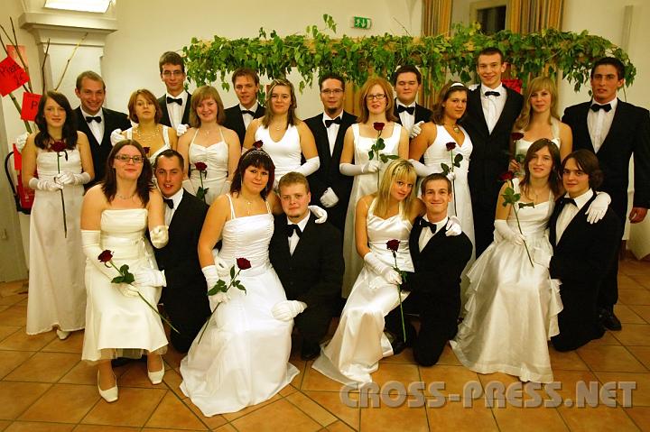 2008.10.18_20.31.16.JPG - Eintanzpaare des KJ-Balls.   Vorne kniend: Katharina Jechsmayr und Manuel Ritt, Julia Reitner und Walter Labner, Claudia Reithner und Patrick Lainerberger, Regina Prendl und Andreas Schweitzer.   Stehend: Christina Dorfmayr und Martin Krenslehner, Theresa Leitner und Michael Frhwirth, Doris Reitner und Bernhard Kinast, Monika Baumgartner und Christoph Abel, Birgit Kern und Christian Kern, Monika Hochbichler und Thomas Grimps, Christine Reitner und Bernhard Ritt.