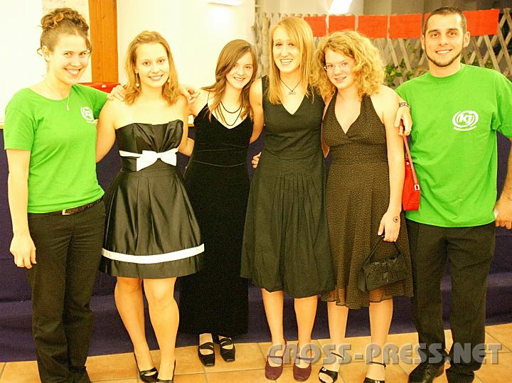 2008.10.18_20.49.17.JPG - Herzlicher Empfang durch die KJ-Gastgeber Angelika Wieser und Florian Schwingenschlgl:  Sophie Weissensteiner, Katharina Gugler, Anna Bru und Stefanie Wimmer.