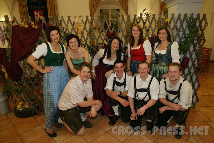 2008.11.08_22.43.50.JPG - Ball der Landjugend in Seitenstetten, v.l.n.r.: Katharina Haas, Carmen Kronschachner, Claudia Hartinger, Julia Memelauer, Evelyne Adamek (LJ-Bezirksleiterin); vorne: Franz Monschein, Christoph Brunmayr, Martin Adamek, Gottfried Rohrhofer. Der Ball stand unter dem Motto "4 Jahreszeiten".