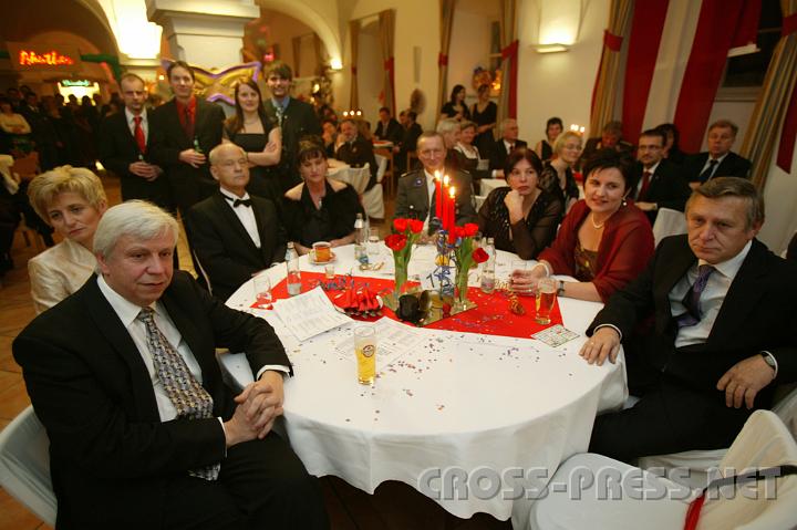 2009.01.10_20.41.49.JPG - Brgermeister LAbg. Mag. Johann Heuras mit Gattin und Ehrengsten.