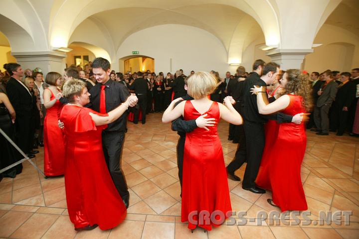 2009.01.10_20.46.46.JPG - Zum Eintanzen gab es Englischwalzer in farblich zum Rotkreuz-Ball passender Kleidung.