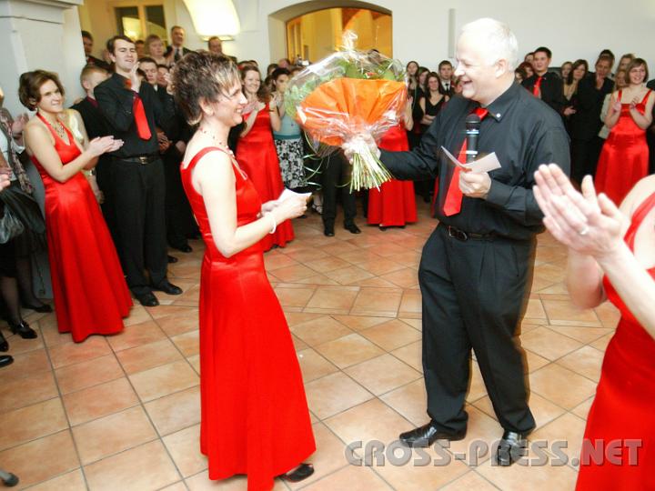 2009.01.10_20.48.35.JPG - Bezirksstellenleiter-Stv. Leopold Gerstmayr berreichte seiner "Chefin" Katharina Latschenberger Blumen.