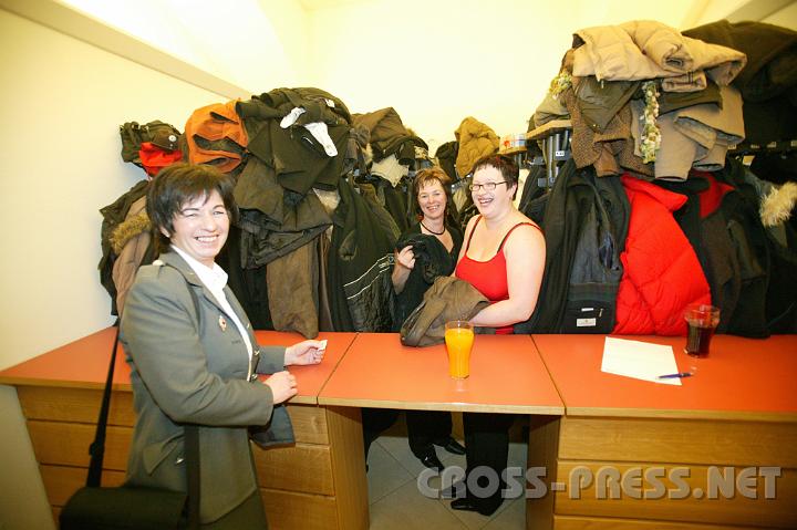 2009.01.10_23.05.22.JPG - Von der bis zur Decke vollgestopften Garderobe lie sich auf den Besucherandrang schlieen.