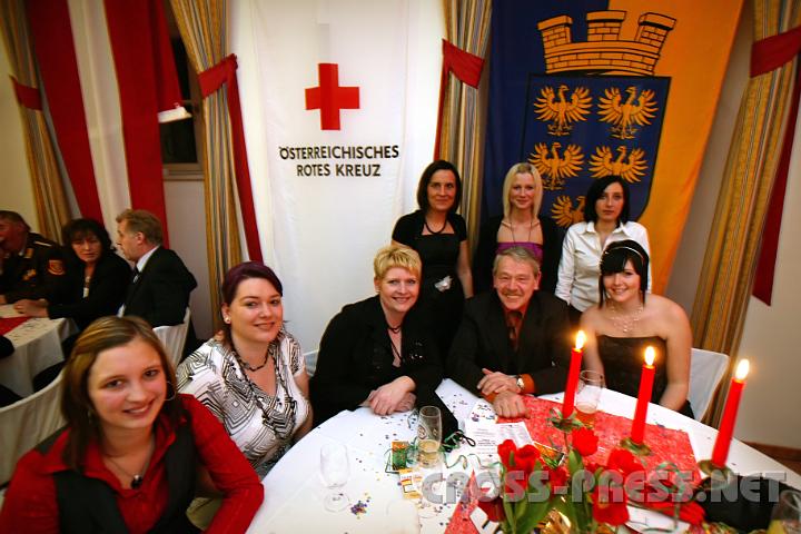 2009.01.10_20.59.03.JPG - Tischrunde der RK-Dienststelle St. Valentin, v.l.n.r.: Heidemarie Edermaier, Sandra Riedl, Regina Schönegger, Franz Sindhuber, Nicole Schönegger; hinten: Christa Edermaier, Sigrid Dieminger, Sabrina Leutgeb.