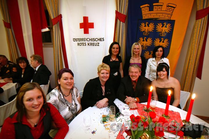 2009.01.10_20.59.03.JPG - Tischrunde der RK-Dienststelle St. Valentin, v.l.n.r.: Heidemarie Edermaier, Sandra Riedl, Regina Schnegger, Franz Sindhuber, Nicole Schnegger; hinten: Christa Edermaier, Sigrid Dieminger, Sabrina Leutgeb.