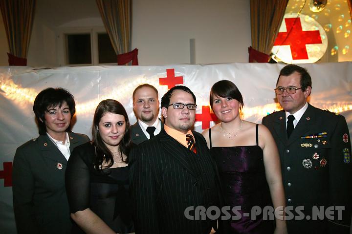 2009.01.10_21.34.57.JPG - Feierten am Ball ihre bestande Rettungssanitter-Prfung: (v.l.n.r.) Cornelia Grimus, Volker Kohn, Julia Kletz mit den "Prfungsbeobachtern" dahinter: Eva Grimus, Dominik Kohn, Gerhard Kletz von der RK-Dienststelle St.Valentin.