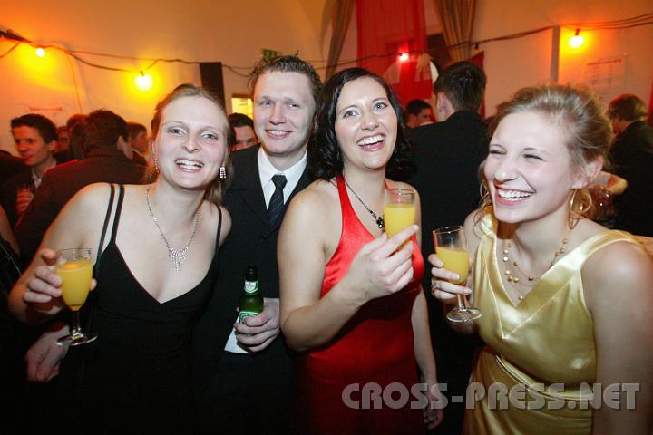 2009.01.10_21.47.11.JPG - Lachen ist die beste Medizin - und glcklicherweise hchst ansteckend: v.l.n.r.: Karin Berger, Gerhard Leutgeb, Kathrin Bruckschwaiger, Stefanie Langenreiter.