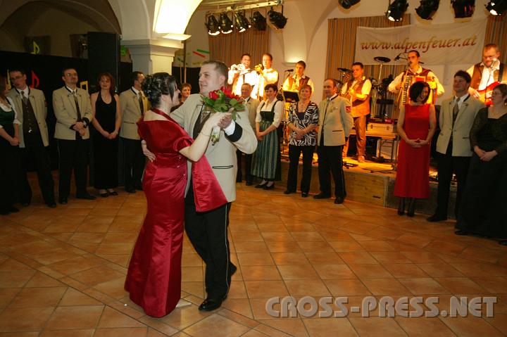 2009.02.07_20.29.54.jpg - Das "Ballkönigspaar" eröffnete den Tanzabend.