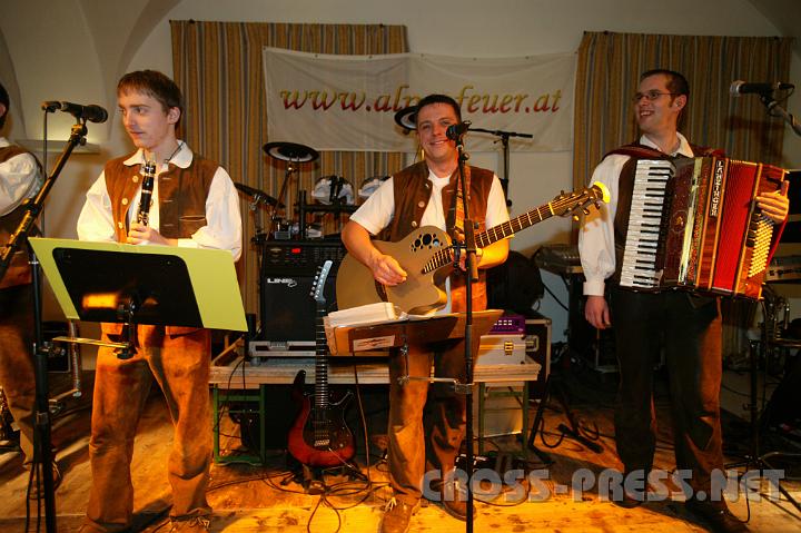 2009.02.07_20.36.47.jpg - Die Tanzband "Alpenfeuer" sorgte fr Stimmung.