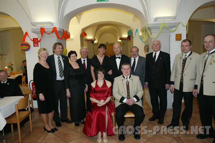 2009.02.07_21.32.39_01.jpg - Hermine und OSR Otto Sagmeister, Veronika und Franz Deinhofer, Lebensgefhrtin Renate und Kommerzialrat Peter Lisec, P. Michael Prinz, Altbgm. Stefan Edermayer, Kapellmeister Gerald Loibl, Obmann Karl Deisl.