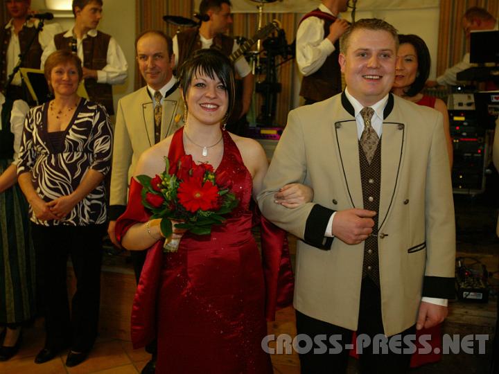 2009.02.07_20.27.21.jpg - Die Ballknigin Bettina Marquart und Ballknig Johann Latzelsberger beim Einzug.