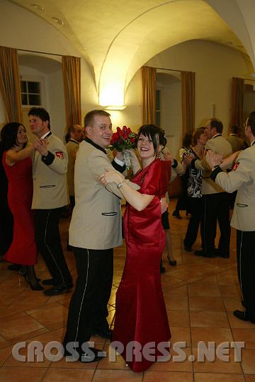 2009.02.07_20.33.01.jpg - Die glückliche auserwählte Ballkönigin Bettina Marquart und ihr Wähler Ballkönig Johann Latzelsberger eröffneten den Tanzabend.