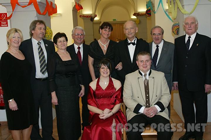 2009.02.07_21.32.39.jpg - Die Ehrengste Hermine und OSR Otto Sagmeister, Veronika und Franz Deinhofer, Renate Schlaffer, KR Peter Lisec, P. Michael Prinz, Altbgm. Stefan Edermayer mit Ballknigin und -knig Bettina Marquart und Johann Latzelsberger.