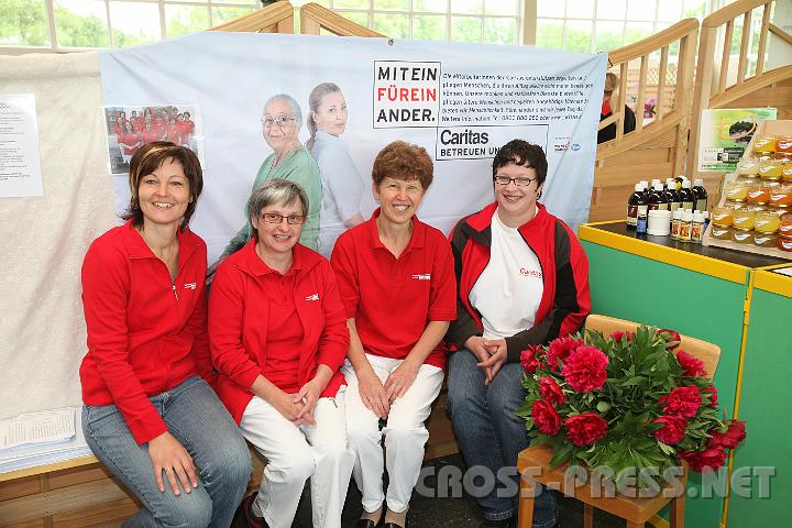 2009.05.16_10.44.45.jpg - Mit- und fr-einander.  Mitarbeiterinnen der Sozialstation Urltal bei ihrem Stand (v.l.n.r.): Martina Farfeleder (Einsatzleiterin Caritas-Sozialstation Urltal), Elisabeth Kern, Gertrude Kern und Sabine Matzenberger.