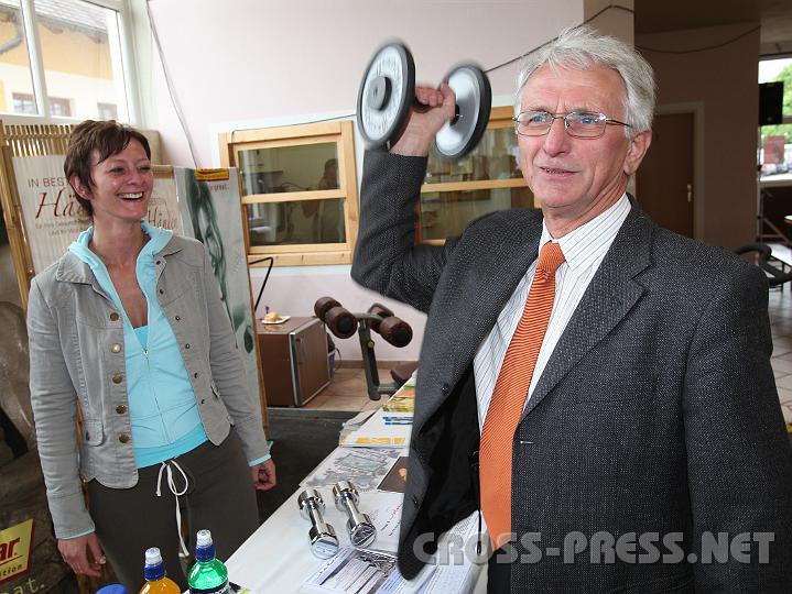 2009.05.16_10.55.17.jpg - Brgermeister Franz Deinhofer schafft das mit Leichtigkeit!