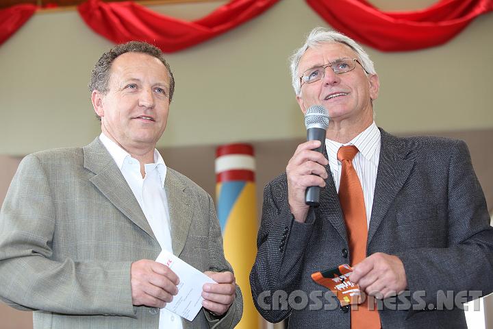 2009.05.16_11.08.33.jpg - GR Alois Schlager (l.) stellte das Programm zusammen und erffnete mit Brgermeister Franz Deinhofer den Gesundheitstag der Gemeinde Seitenstetten.