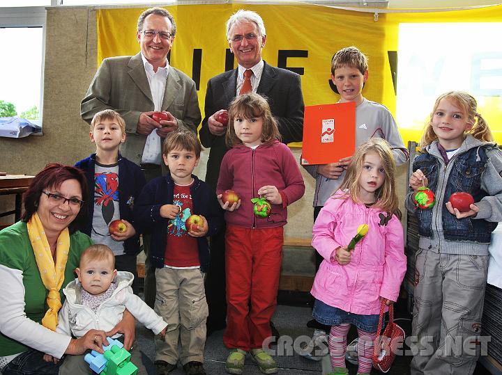 2009.05.16_11.20.09.jpg - Bei der Kinderbetreuung lernten die Kinder ber gesunde Ernhrung und konnten einen "g'sunden" Apfel basteln.   V.l.n.r. Organisator GGR Alois Schlager mit Brgermeister Franz Deinhofer, vorne: Christine Kammerhofer vom N Hilfswerk mit Mira, Lukas, Florian, Jana, Lara und Eva.