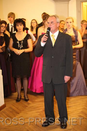 2009.10.24_20.47.56.jpg - Hofrat Direktor Mag. Hannes Huber begrüßte die Ehrengäste und eröffnete den Ball. Hinten: Marianne Edermayr, Vizebgm. von Biberbach.