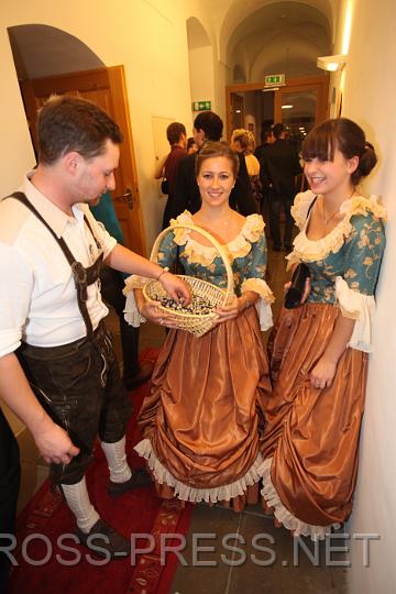 2009.10.24_21.51.37.jpg - Corinna und Romina bieten Armbänder zur Wahl der Ballkönigin an.