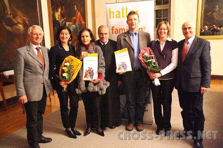 2009.11.16_21.24.08_01.jpg - Nach der Podiumsdiskussion "Schonzeit" fr Babys und Kleinstkinder? im Maturasaal des Stiftes, v.l.n.r.:Franz Deinhofer (Bgm. von Seitenstetten), Mag. Johanna Mikl-Leitner (Familienlandesrtin), Dr. Martina Leibovici-Mhlberger (Kinderpsychotherapeutin), P. Michael Prinz (geistl. Ass. der KFB), Martin und Claudia Schmid (Eltern von 3 Kindern), Dr. Josef Grubner (Vorstand des KFV).