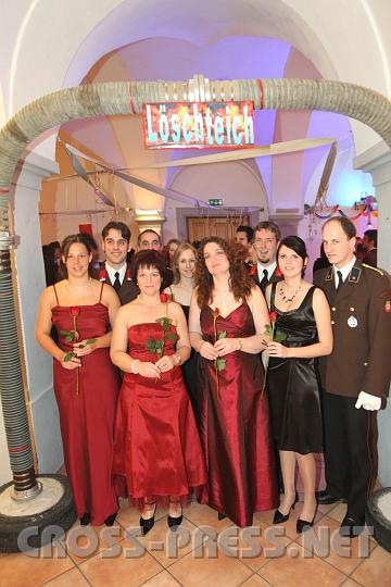 2010.01.09_20.40.02_01.jpg - Vor dem Einzug zu den Klngen des Radetzkymarsches sammelten sich die Mitglieder der FF Seitenstetten und ihre Tanzpartner bei der "Lschteich"-Bar.