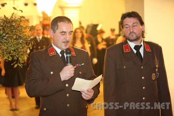 2010.01.09_20.47.25.jpg - FF-Kommandant Friedrich Schoberberger und Stv. Josef Seisenbacher erffneten den Ball.