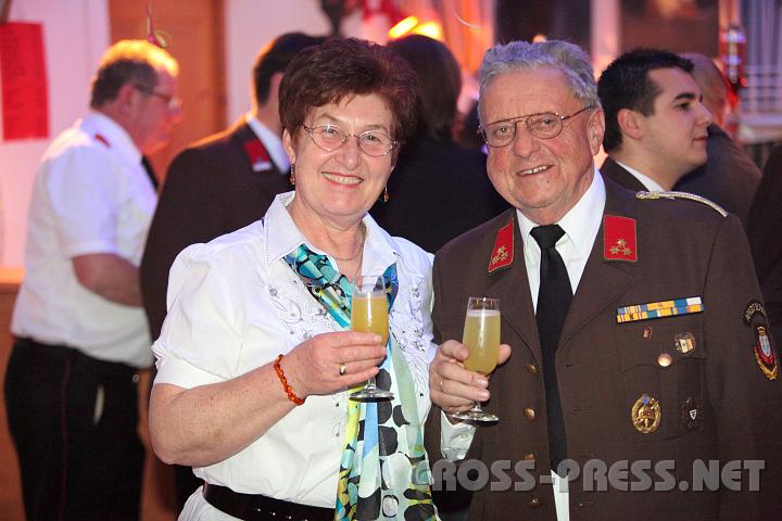 2010.01.09_21.46.01.jpg - Christine und Leopold Stiebellehner, der 15 Jahre lang Seitenenstettner FF-Kommandant war, freuen sich, nach 10-jhriger Pause wieder auf einem Ball zu sein.
