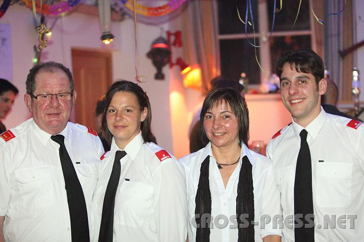 2010.01.09_21.51.08.jpg - "Feuerwehrfamilie" Schwingenschlögl: Vater Stefan (FF-Kommandant bis 2006), Tochter Sabine, Mutter Gerlinde und Sohn Florian - alle Mitglieder der FF.