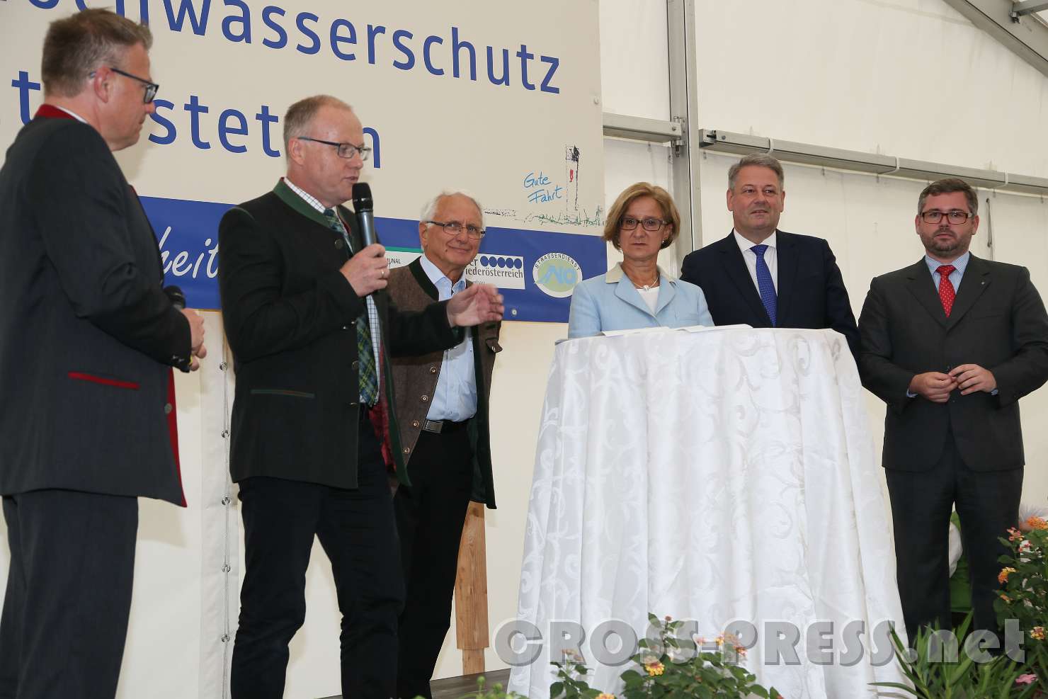 2017.07.24_17.55.12.jpg - Begrüßung durch Bürgermeister Johann Spreitzer: Altbürgermeister Franz Deinhofer, LH Johanna Mikl-Leitner, Dipl.Ing. Andrä Rupprechter ( Bundesminister für Land- und Forstwirtschaft, Umwelt und Wasserwirtschaft) und DI Ludwig Schleritzko (Landesrat für Finanzen und Straßenbau). Links: Moderator Peter Madlberger.