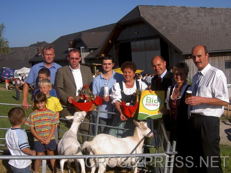 06.09.24_013pict vlnr:
2.vl. Mag. Christoph Gleirscher, Bundesgeschftsfhrer Bio-Austria; 
Hofnachfolger Buchinger Jun.; 
Organisationsbuerin Marianne Fuchsluger; 
LR Mag. Wolfgang Sobotka
Fam. Buchinger