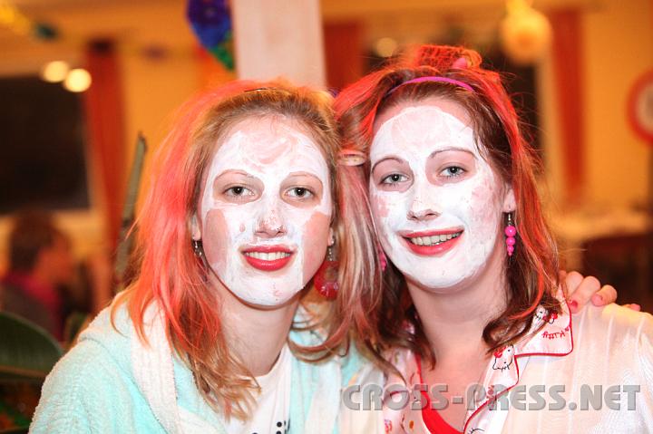 2009.02.14_22.02.16.jpg - Julia Memelauer und Isabella Schnegger wurden durch den Ball in ihrem Schnheitsprogramm unterbrochen.