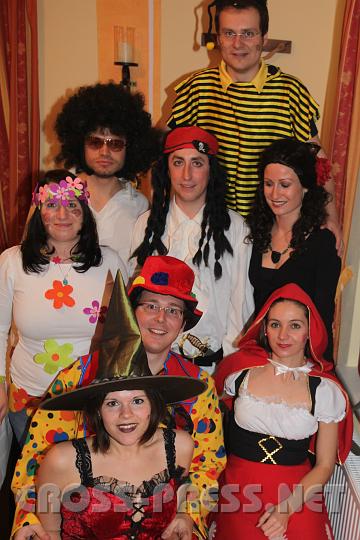 2009.02.14_22.11.14.jpg - Bunte "Freunde der Biene Maja":  Petra (Hexe) und Martin Mller (Clown), Sabine Donner (Rotkppchen), Stephanie Reichenthaler (Blumenkind), Martin Henickl (Disco Stu), Thomas Hofer (Pirat), Verena Halbmayr (Lolita), Roland Peilsteiner (Biene Maja).