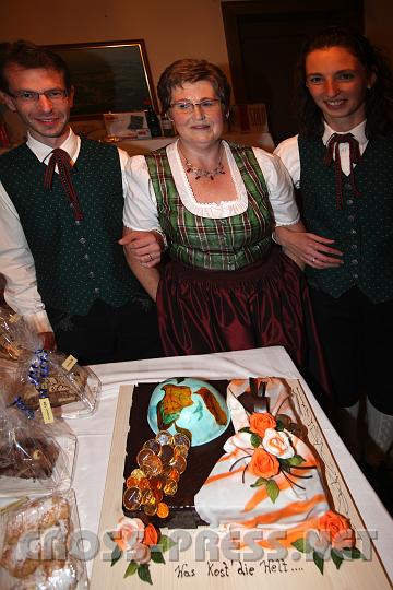 2009.10.17_22.19.48.jpg - Frau Maria Hofer spendete ihre selbstgemachte "Was kost' die Welt" - Torte, den 3. Preis beim Schtzspiel.  Im Bild mit Kapellmeister Markus Pfaffenbichler und Elisabeth Pfaffenbichler.