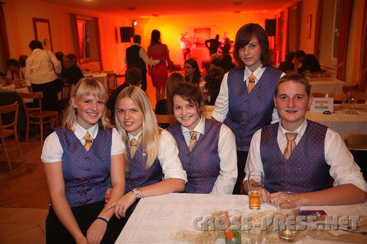 2009.10.17_22.24.48.jpg - Auch der Musikverein Biberbach war vertreten, hier der Jugendtisch, v.l.n.r.: Manuela Schrghuber, Sophie Wagner, Christa Tomschi, Elisabeth Schrghuber und Andreas Aigner.