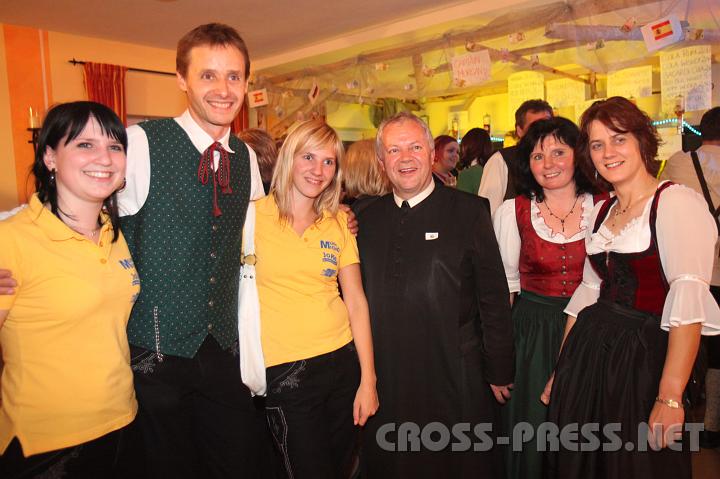 2009.10.17_22.31.22.jpg - Was wre eine Musikveranstaltung in Reichweite des Stiftes Seitenstetten ohne "Musik-Pater" Franz Hrmann, der am Stiftsgymnasium Musik unterrichtet und zugleich auch Pfarrer von St.Michael ist.  An der "Geldbar", v.l.n.r.: Carina Streilberger, Eduard Gassner (Obmann), Cornelia Streitner, P.Franz Hrmann, Waltraud Schnirzer und Maria Steinbichler.