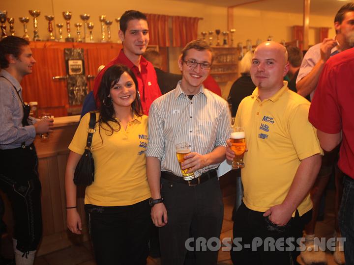 2009.10.17_22.38.22.jpg - Stefanie, Andi, Hubert und Fritz sind zum Teil auch im MV engagiert: die gelben Poloshirts mit dem Aufdruck "Musi Mich" und hinten: "Sp wos g'scheits" bezeugen es...