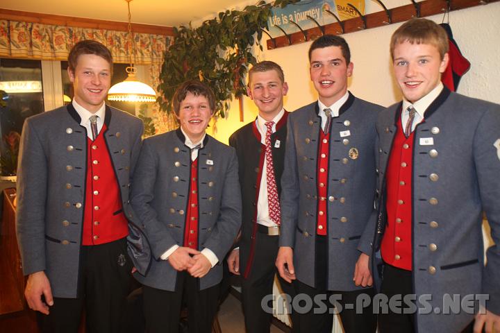 2009.10.17_22.41.44_01.jpg - Musikerkollegen aus St.Peter, v.l.n.r.: Johannes Wieser, Paul Dorfmayr, der frischgebackene Landjugend-Obmann Gerald Schrghuber, Christoph Brunmayr und Robert Wieser.